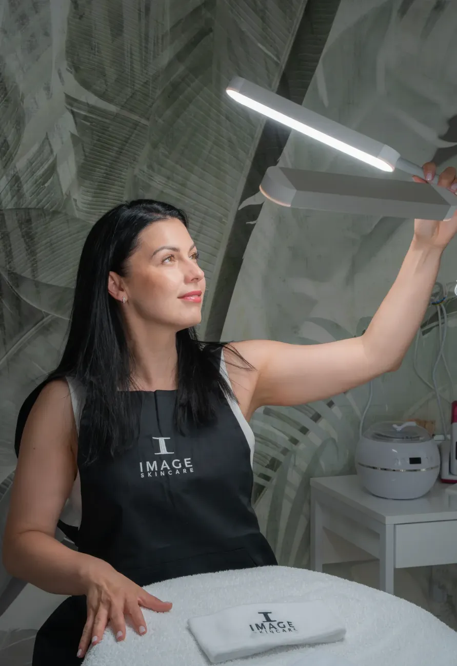Soltó Gyöngyi munka közben a Beauty Roomban