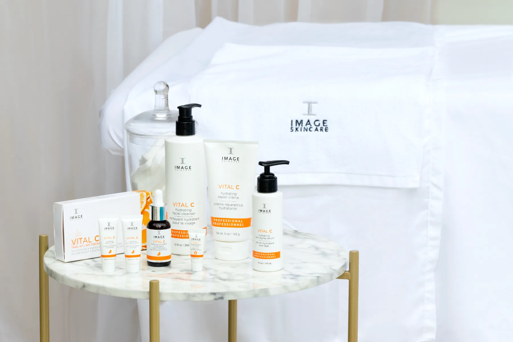 IMAGE Skincare VITAL C termékek a kezelőágy mellett
